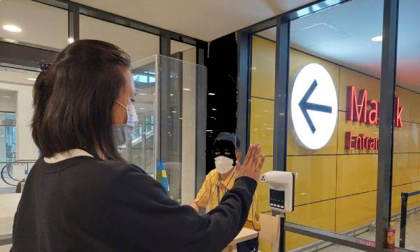 Foto Pengunjung Masuk ke toko Ikea