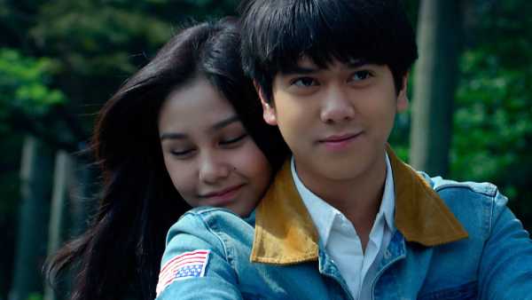 foto dilan milea naik motor. netflix