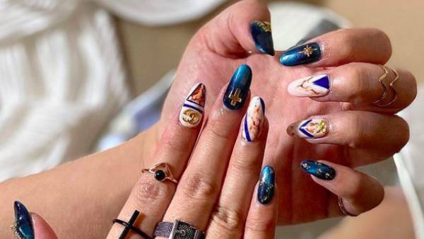 Foto kuku yang di lukis