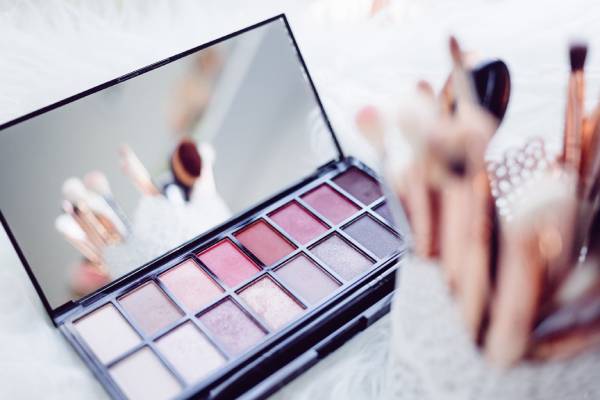 Foto Alat Make Up. unsplash