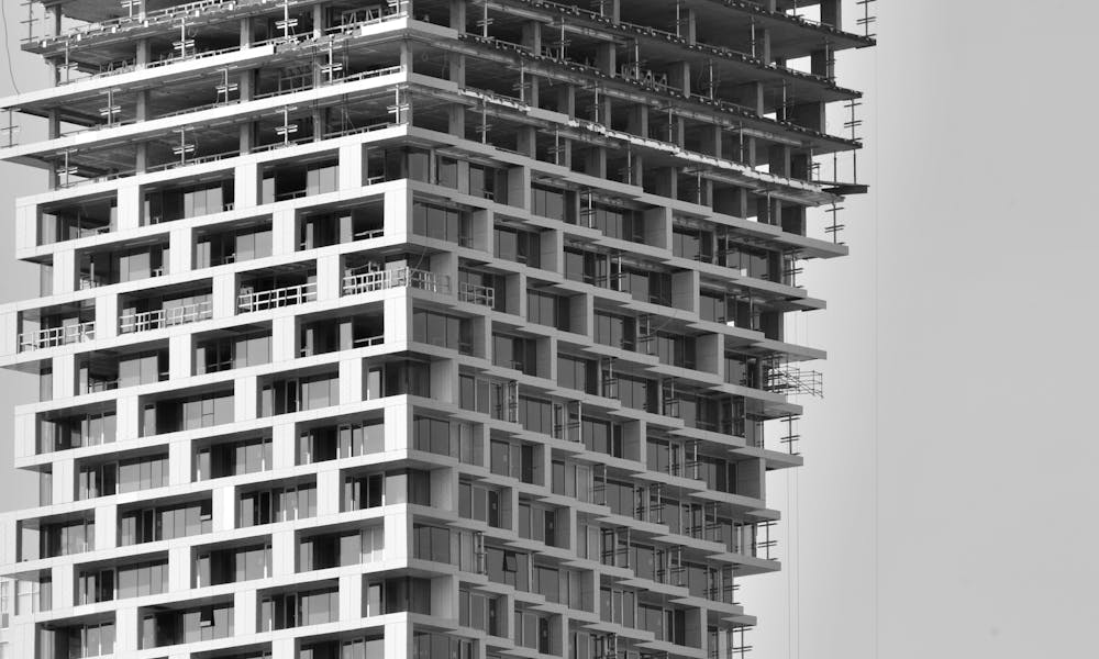 A black and white photo of a tall building .pexels